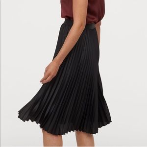 NWT 🙌 H&M black pleated midi skirt